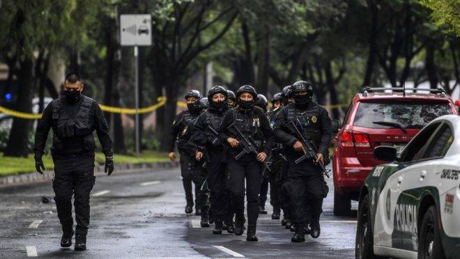 Policiais são mobilizados após atentado contra o chefe da polícia da Cidade do México, Omar García Harfuch, 26 de junho de 2020