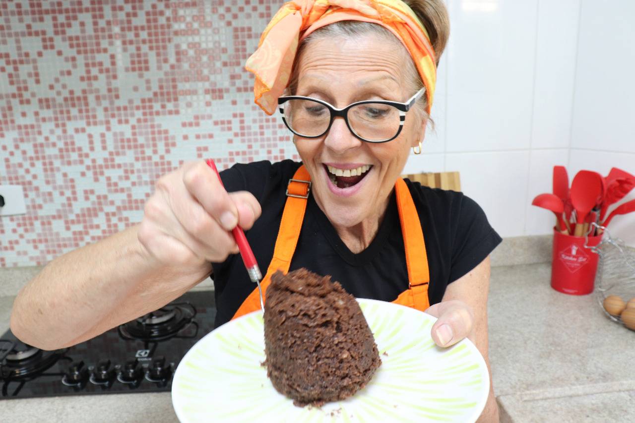 Vera Elaine prova cada uma das receitas antes de se arriscar em frente às câmeras. Foto: Arquivo Pessoal Vera Elaine prova cada uma das receitas antes de se arriscar em frente às câmeras. Foto: Arquivo Pessoal