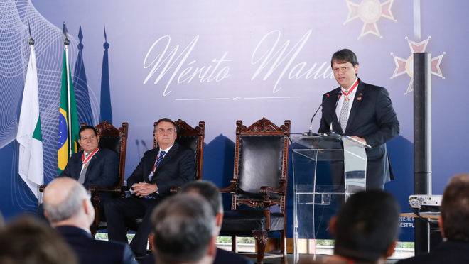 O ministro Tarcisio Gomes de Freitas, em solenidade com Jair Bolsonaro e Hamilton Mourão