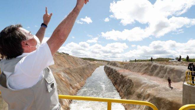 Presidente da República Jair Bolsonaro posa para fotografia no canal de transposição do Rio São Francisco, em Penaforte – CE, 26/06/2020