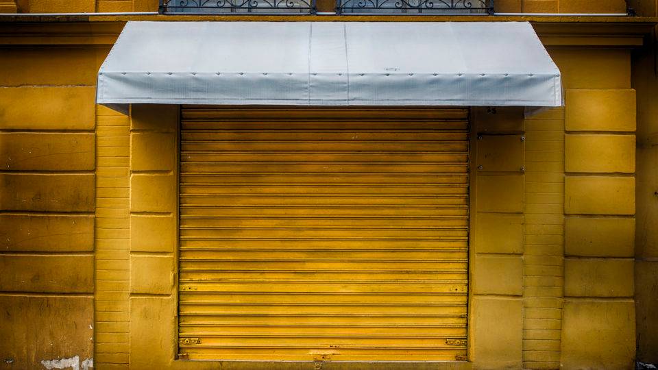 Após breve retomada, faturamento dos pequenos negócios paranaenses volta a cair Portas de comércio fechadas