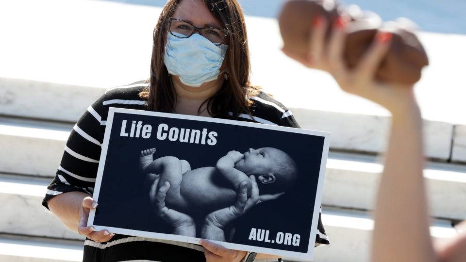 Suprema Corte dos EUA invalida lei de Louisiana que restringe aborto protesto contra aborto