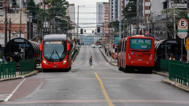 Ônibus biarticulado Ligeirão, do transporte coletivo, na canaleta da Avenida Sete de Setembro