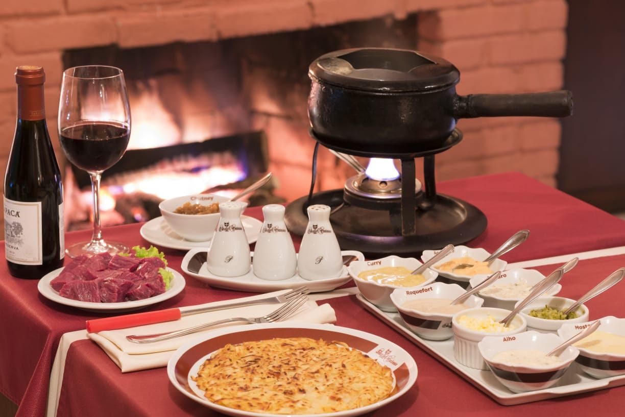 O fondue chinoise do Chalet Suisse tem molhos com toques orientais. Foto: Divulgação O fondue chinoise do Chalet Suisse tem molhos com toques orientais. Foto: Divulgação