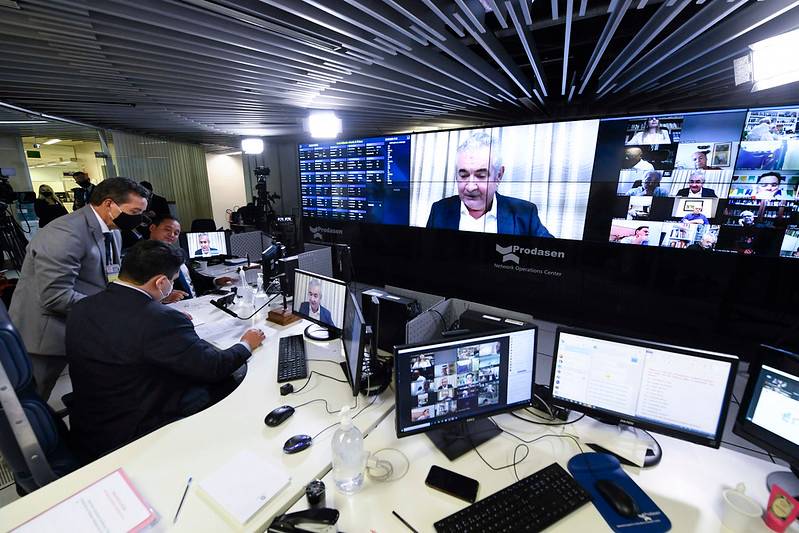 Apesar de protestos, Senado aprova projeto contra fake news na internet Relator do projeto, Angelo Coronel (PSD-BA), durante sessão do Senado em 30/06/20