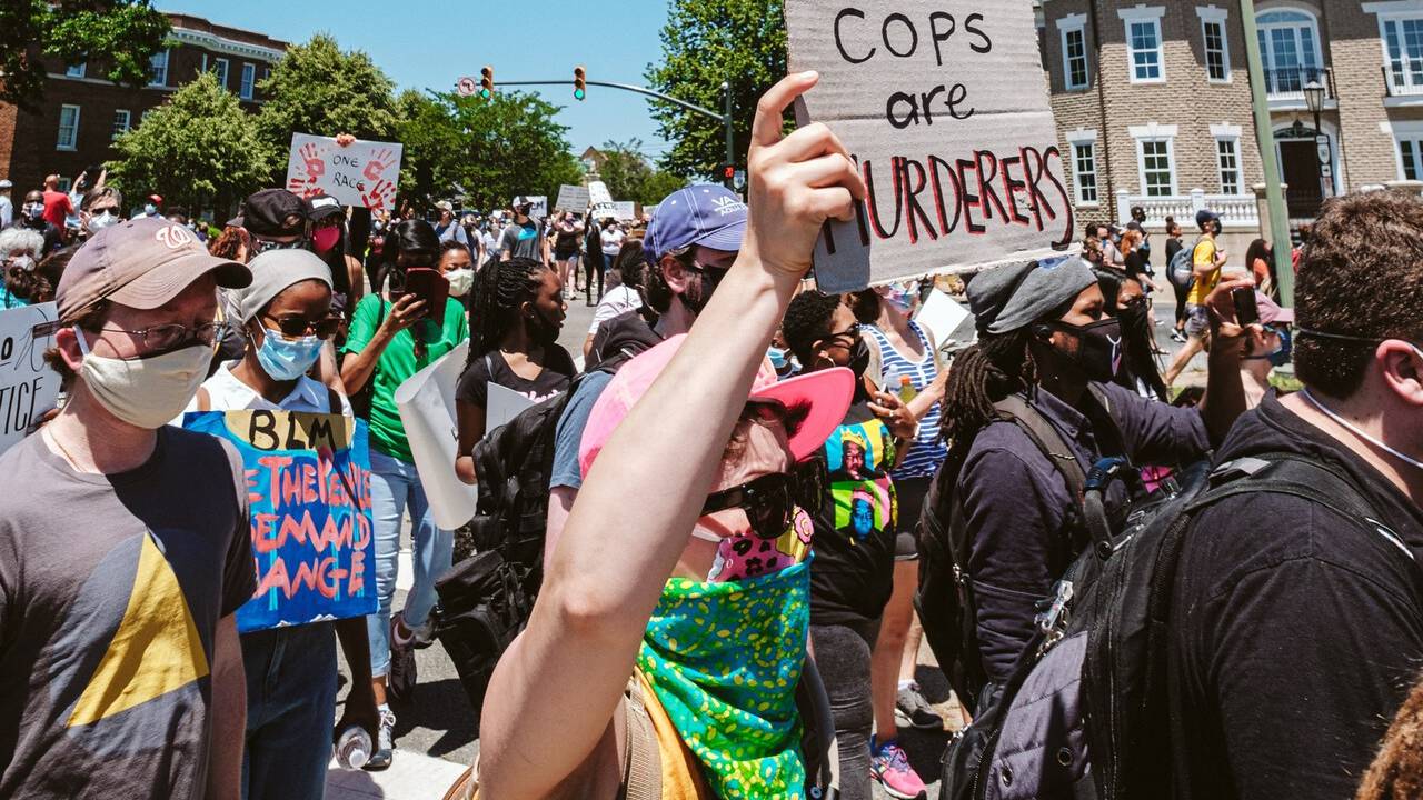 Milhares de manifestantes protestam em Richmond, Virgínia