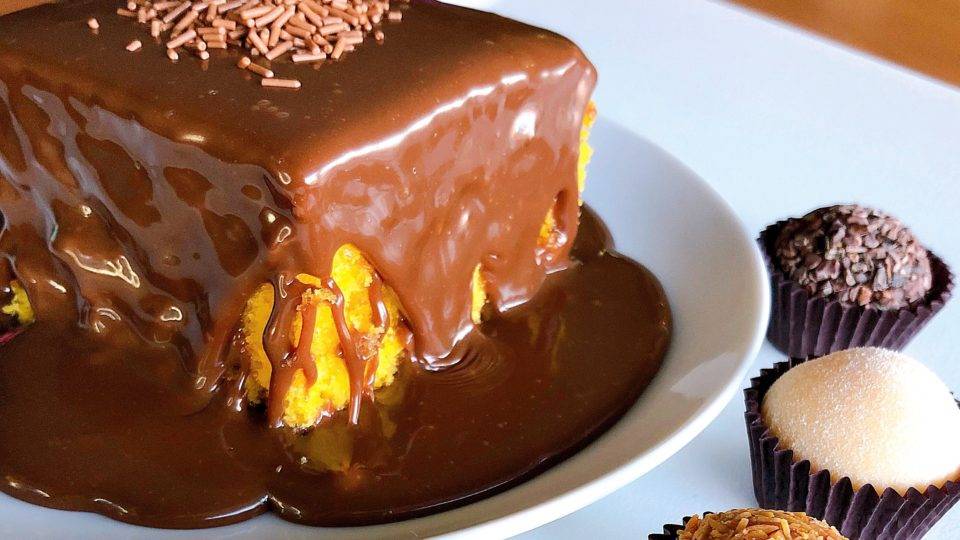 Combo com bolo e quarteto de brigadeiros do O Famoso Brigadeiro.