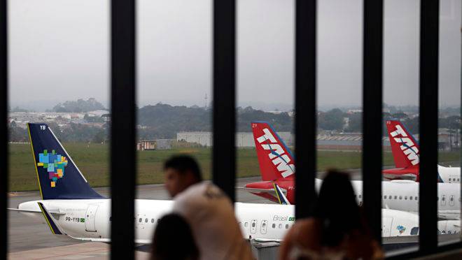 Aviões no Aeroporto Internacional Afonso Pena, em Curitiba, antes da pandemia.