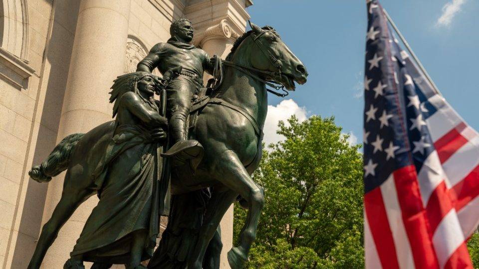 Ataque a monumentos é apenas o começo da guerra da esquerda contra os valores ocidentais Manifestação realizada em Nova York para apoiar a estátua de Teddy Roosevelt