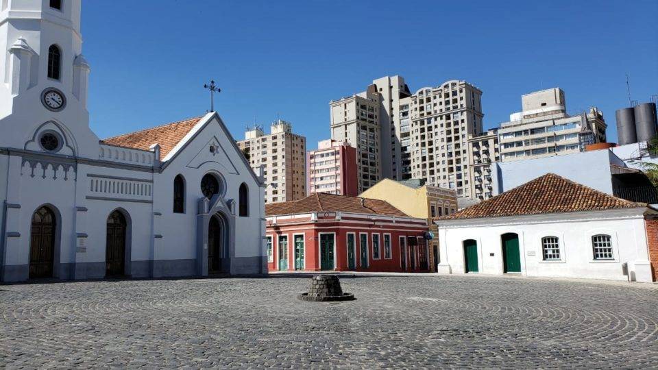 No primeiro dia da nova quarentena, Curitiba chega a 5.523 casos de coronavírus e 152 óbitos Largo da Ordem vazio em Curitiba durante a quarentena de combate à pandemia de Covid-19.
