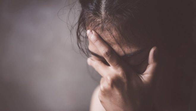 Pesquisas mostram que, se uma mulher está sofrendo abuso, é mais provável que ela recorra a alguém que conhece, como amigos e familiares.