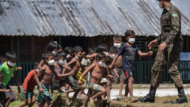 Crianças Yanomami brincam enquanto Exército entrega equipamentos e faz consultas em meio à pandemia da Covid-19