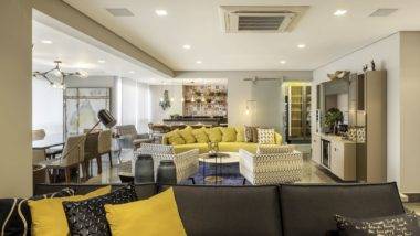 Cores intensas e reaproveitamento de peças dão o tom em apartamento de 187 m² Peças de cores intensas e estilo retrô foram escolhidas para compor a decoração do apartamento.