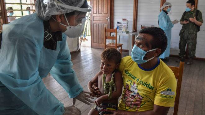 Membros da equipe médica das Forças Armadas fazem teste para a Covid-19 em um membro da etnia Ye'Kuena, em Auari, Roraima