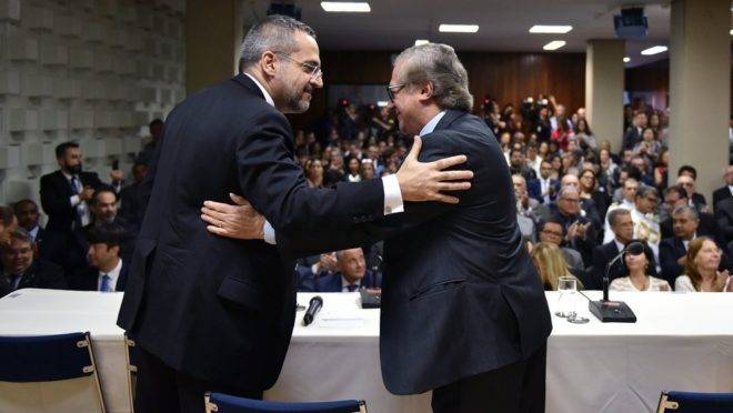 Os ex-ministros da Educação Abraham Weintraub e Ricardo Vélez Rodríguez entra e sai prejudica ações do MEC
