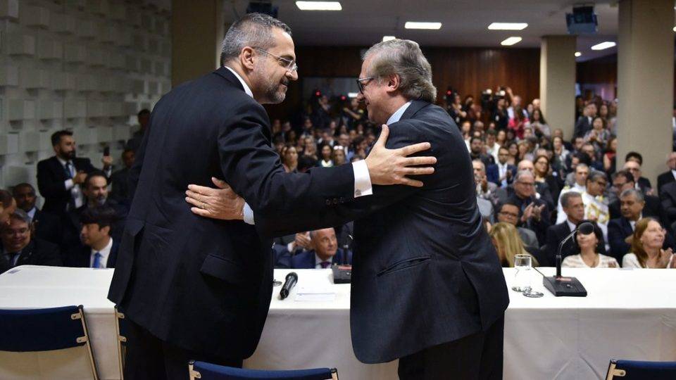 Os ex-ministros da Educação Abraham Weintraub e Ricardo Vélez Rodríguez entra e sai prejudica ações do MEC