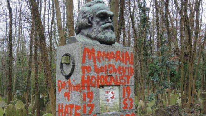 Túmulo de Karl Marx é visto após novo ataque de vândalos, no cemitério de Highgate, em Londres