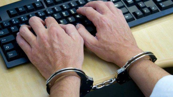 Projeto das fake news quer criminalizar a opinião dos usuários na internet.