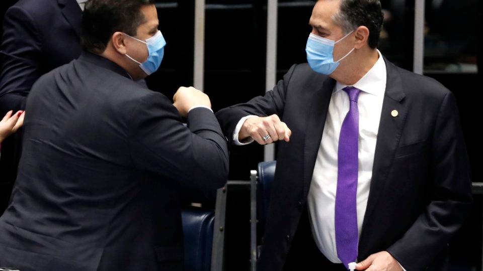 Presidente do TSE, Luis Roberto Barroso (à direita), participou da sessão de promulgação da emenda que mudou a data das eleições municipais de 2020, presidida pelo presidente do Congresso, Davi Alcolumbre (à esquerda).