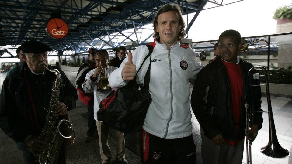 Diário do Athletico na final, 5/7: ansiedade! Em fotos, a saga da Libertadores 2005 Embarque do Athletico para a decisão no Beira-Rio