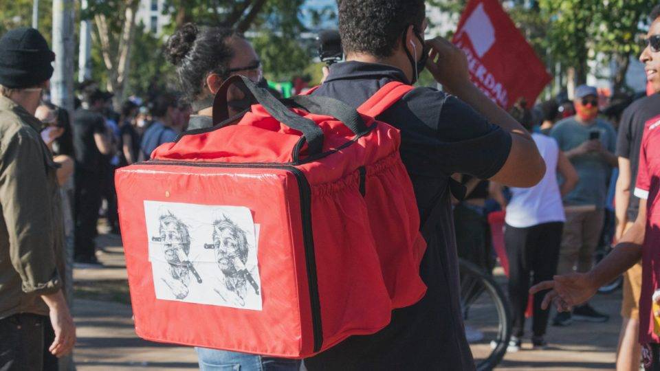 O futuro das relações entre plataformas e entregadores pós-pandemia Na última quarta-feira (1°), motoboys que atuam como entregadores para aplicativos de delivery aplicativos paralisaram as atividades em episódio chamado de “Breque dos Apps”.