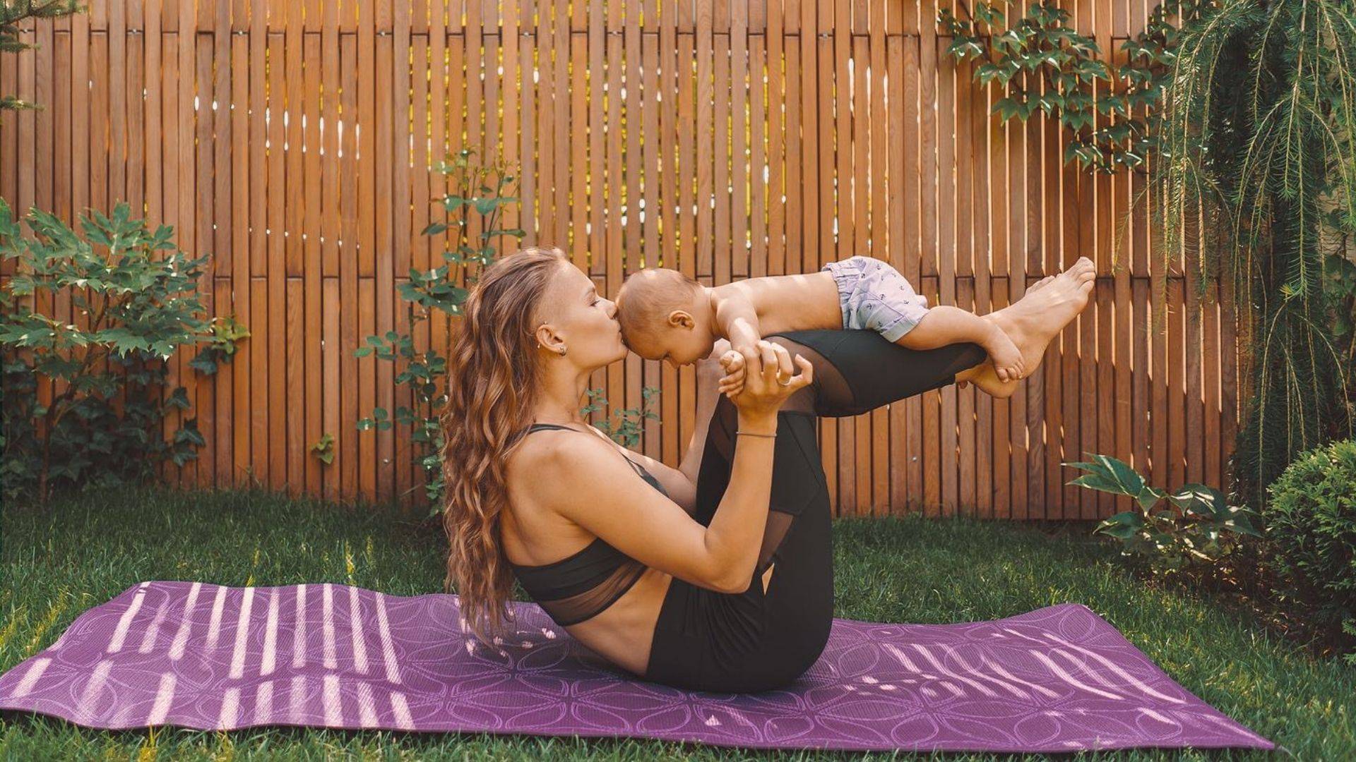 Os exercícios no pós-parto liberam a ocitocina, hormônio que contribui com a amamentação ao ajudar na produção e ejeção do leite