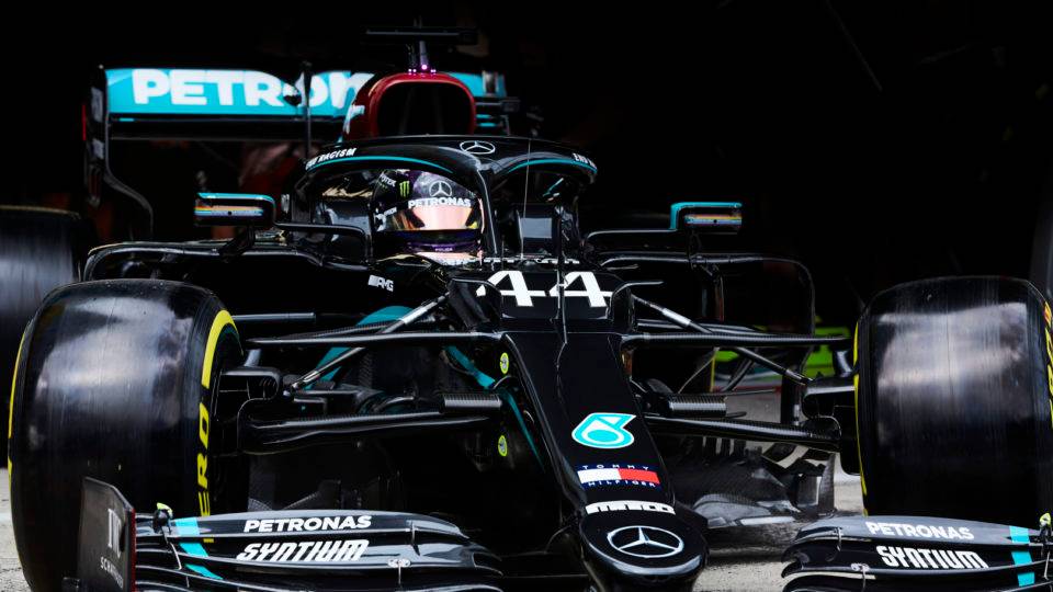 O carro da Mercedes-Benz pintado de preto