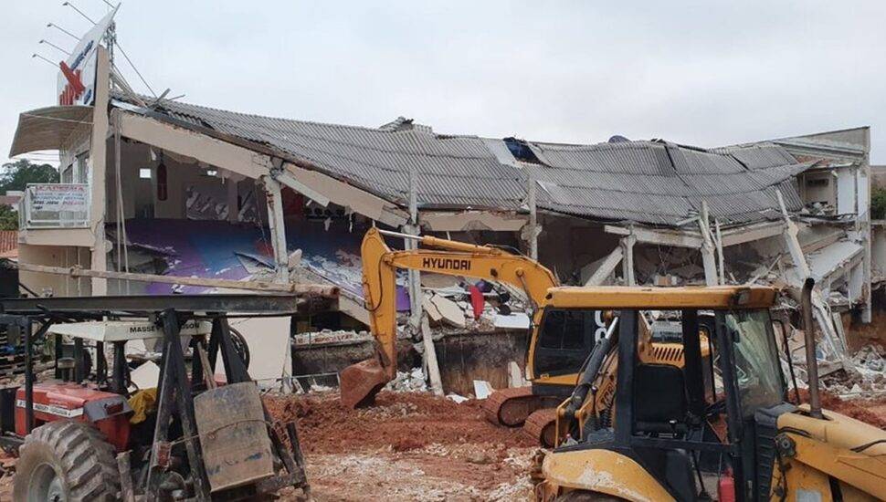 Obras para construção de uma garagem teriam causado o desabamento do prédio em Colombo.