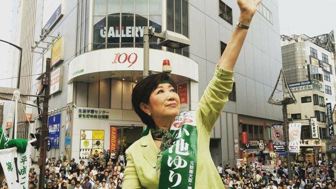 Aos 67 anos, Yuriko foi a primeira mulher a chefiar Tóquio e ganhou apoio da população pela forma como lidou com a pandemia da Covid-19.
