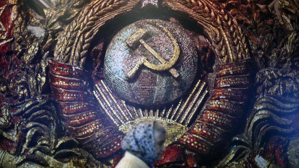 A foice e o mortelo, símbolo inconfundíveis do comunismo: peso equivalente à suástica nazista? | NATALIA KOLESNIKOVA/AFP