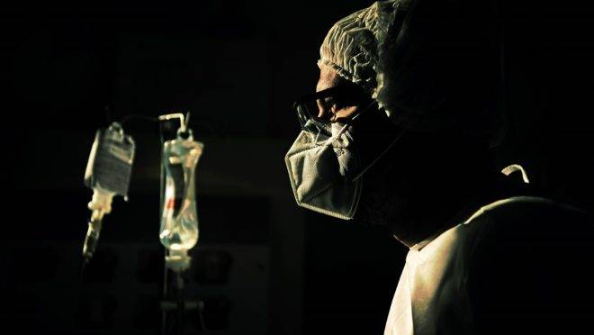 Médico checa medicação de paciente da Covid-19 em Niterói: Brasil pode ter alcançado o platô de mortes sem estabilização da doença.
