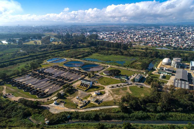 Marco Legal do Saneamento atrai investimentos em infraestrutura e impulsiona a indústria química no Brasil Estação de Tratamento de Efluentes em Curitiba: a cidade está entre as que apresentam os melhores índices de coleta de esgoto e abastecimento de água.