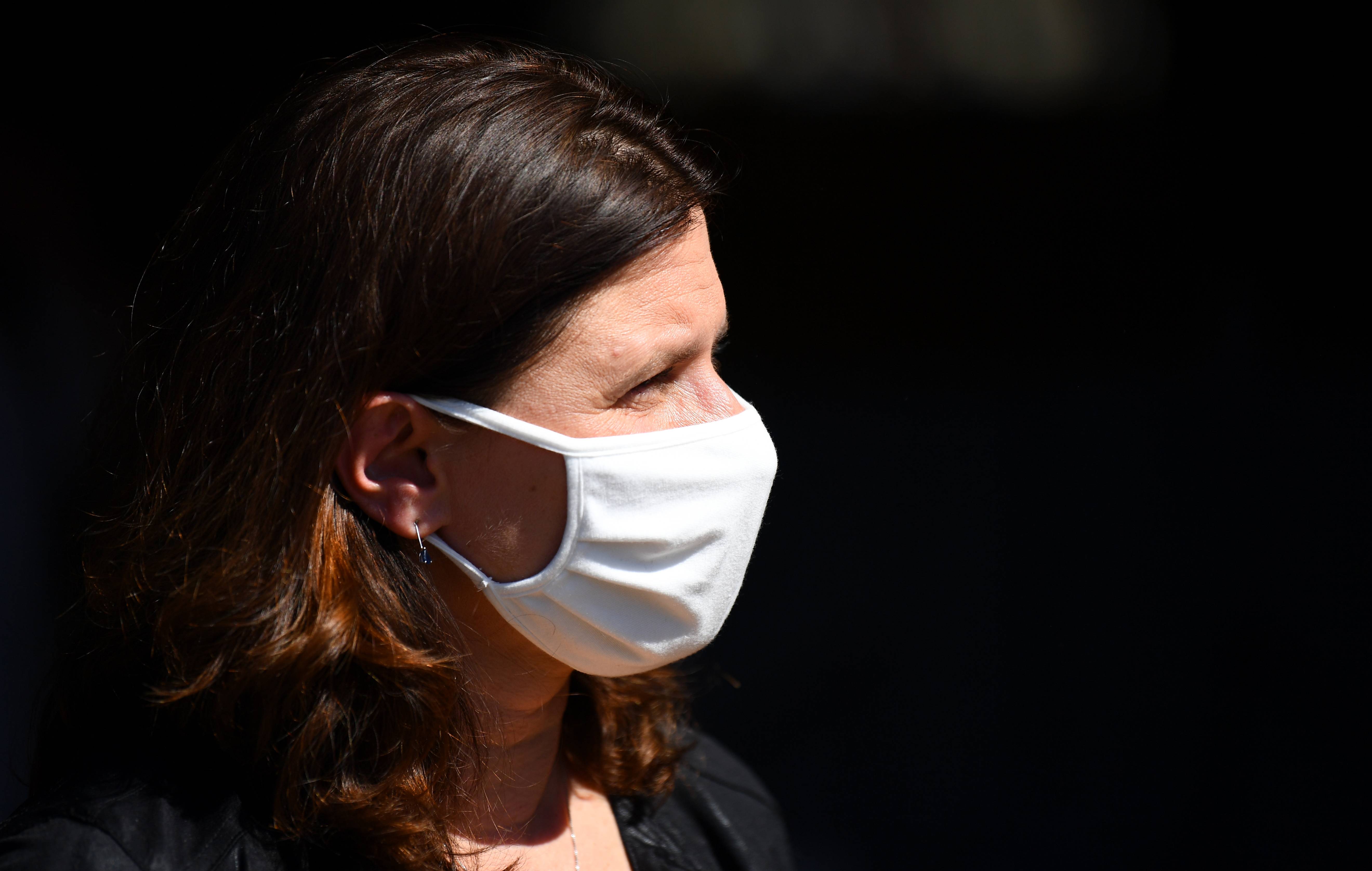 Mulher de máscara contra Covid-19