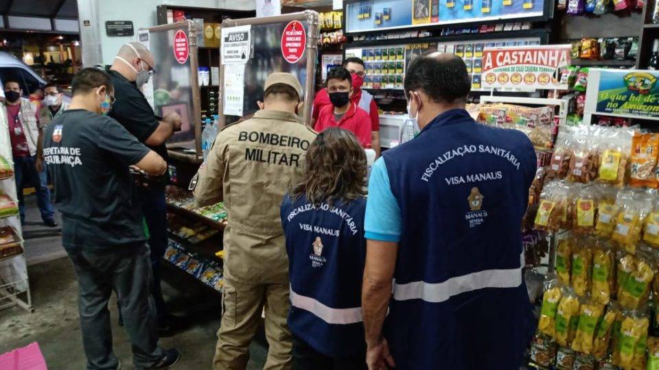 Agentes fiscalizam cumprimentos das medidas de combate ao coronavírus em Manaus.