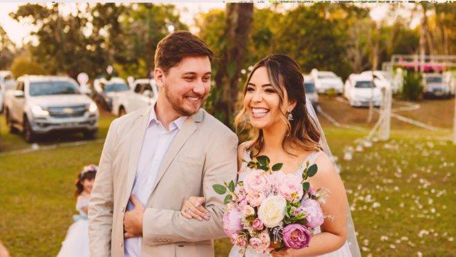 Casal organiza casamento drive-in em Campo Grande, Mato Grosso do Sul