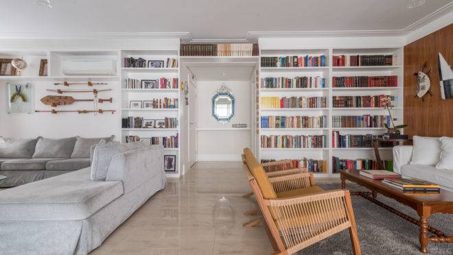 O apartamento projetado por Isabella Nalon abriga as paixões do morador por livros, viagens e peças de afeto.