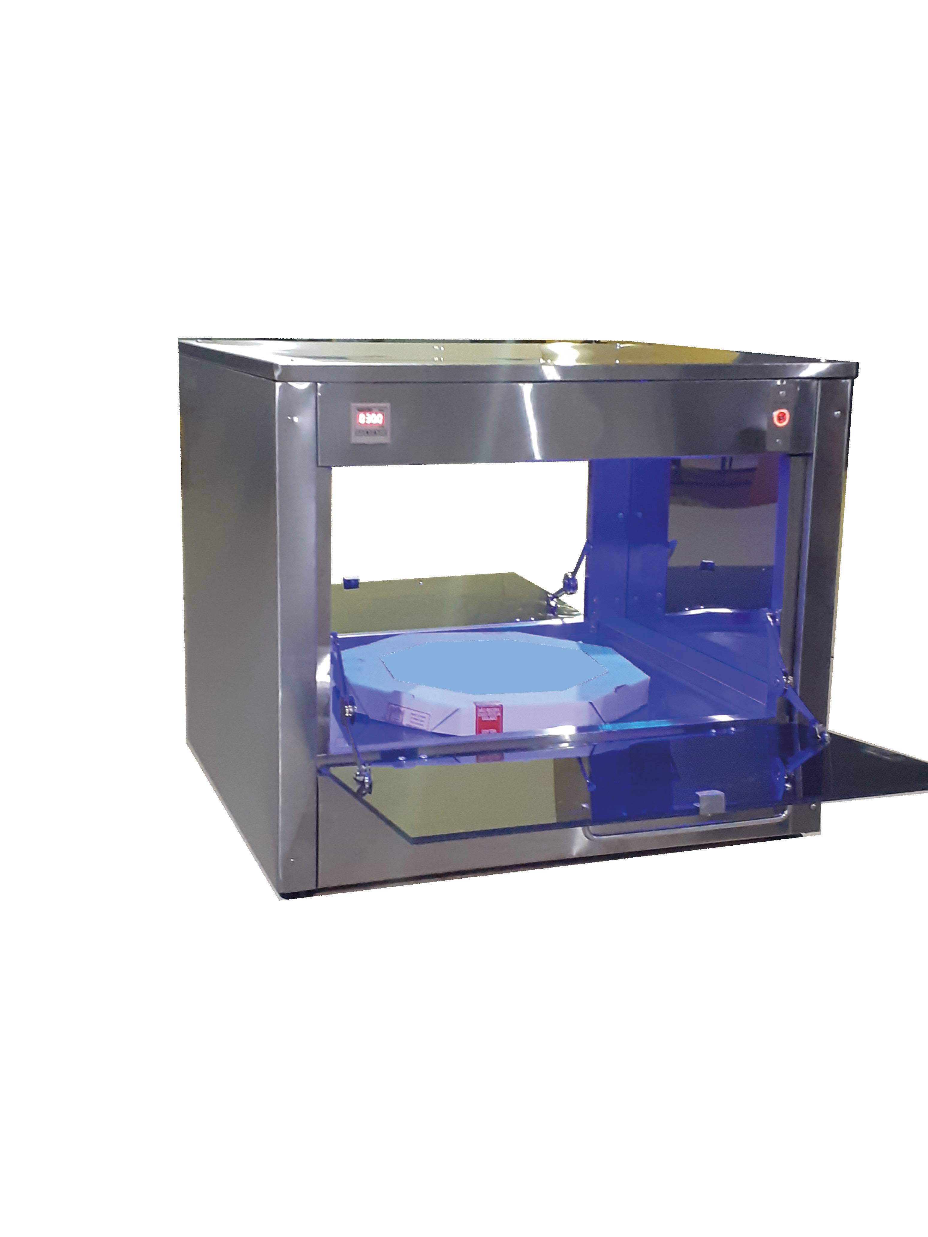 Empresa criou uma câmara de desinfecção com luz UV-C para pacotes, sacolas e embalagens que chegam pelos Correios, transportadoras e serviços de delivery em condomínios. Empresa criou uma câmara de desinfecção com luz UV-C para pacotes, sacolas e embalagens que chegam pelos Correios, transportadoras e serviços de delivery em condomínios.