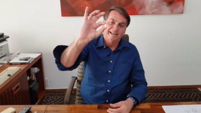 Diagnosticado com Covid-19, Bolsonaro publica vídeo tomando cloroquina