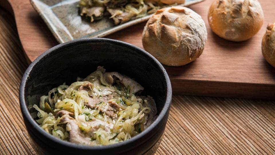 Escabeche de carne, um delicioso sabor de passado para qualquer ocasião Escabeche de carne feito em casa. Com finas tiras de lagarto, ideais para servir no pão (A louça é da @1832amo_ceramica.).