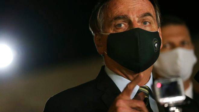 O presidente Jair Bolsonaro fala à imprensa no Palácio da Alvorada