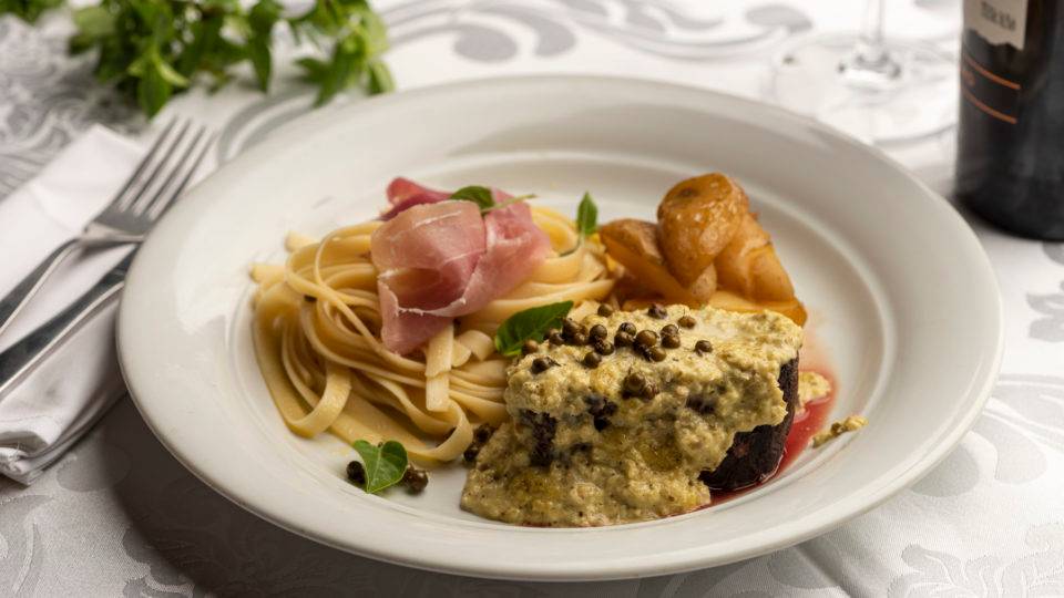 Delivery do Pedido Bom Gourmet tem pratos com mignon (e cerveja de brinde) por R$ 29,90 O mignon do Anarco Batel tem molho poivre vert e vem acompanhado de talharim e batatas rústica. Foto: Fernando Zequinão