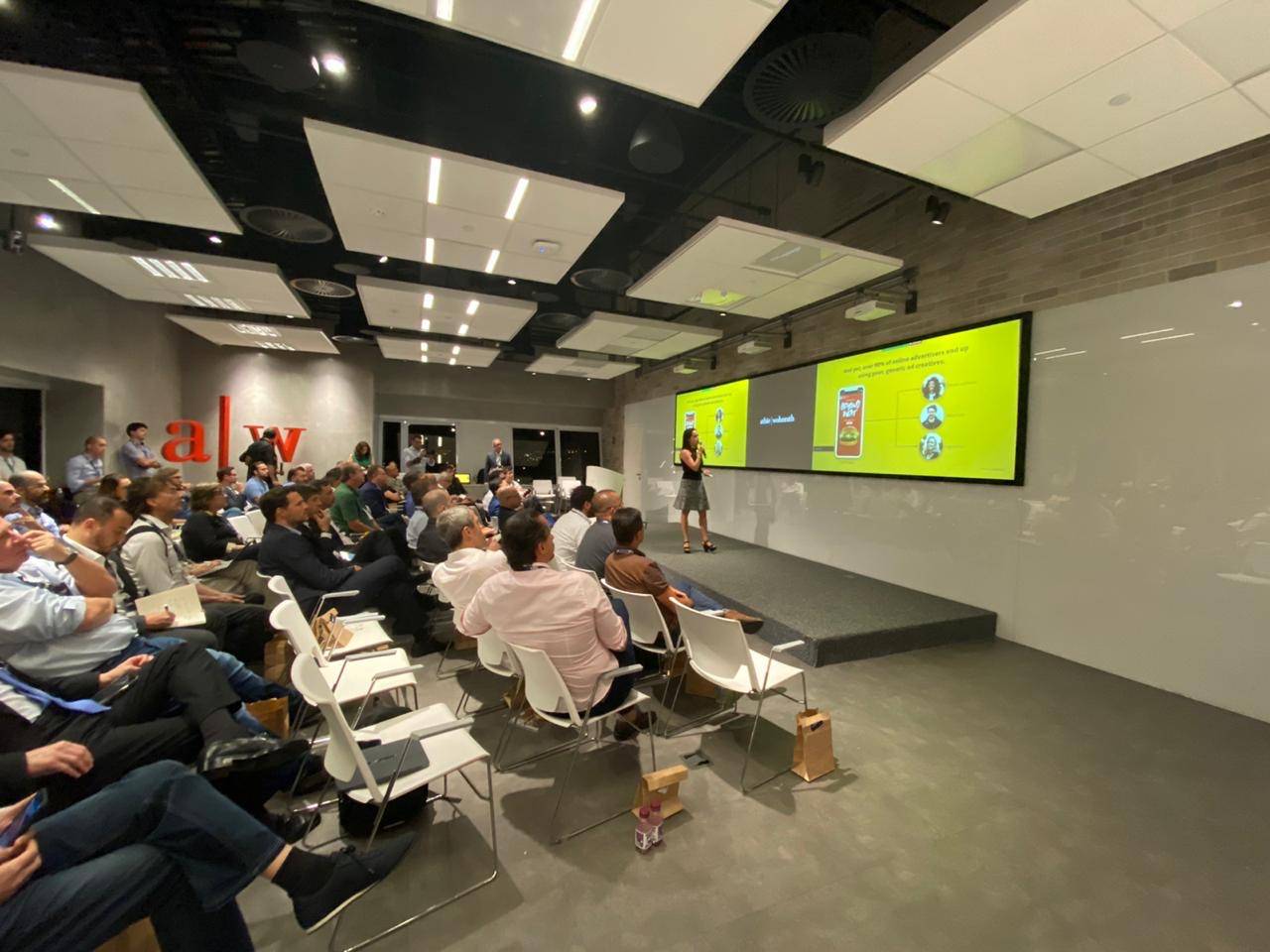 Folloni em apresentação da Chili Gum para investidores da BR Angels no início de 2020. Folloni em apresentação da Chili Gum para investidores da BR Angels no início de 2020.
