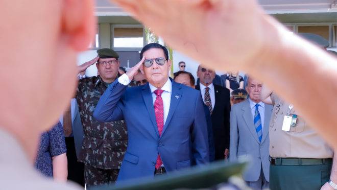 Hamilton Mourão, vice-presidente, diz que gostaria de compor chapa novamente com Bolsonaro em 2022.