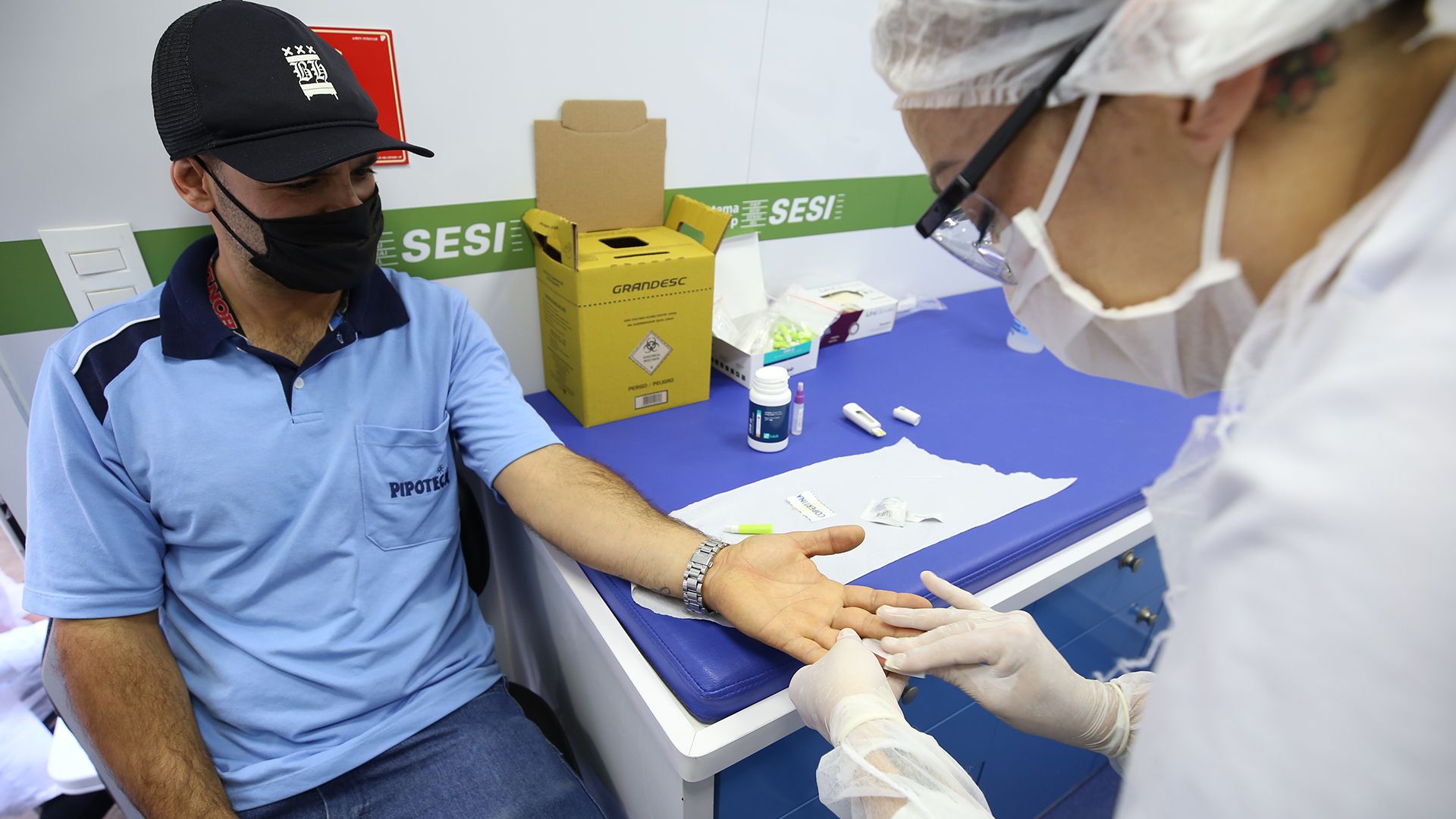 Amostras de sangue são coletadas por profissionais de saúde do Sesi nas próprias indústrias ou nas unidades do Sistema Fiep