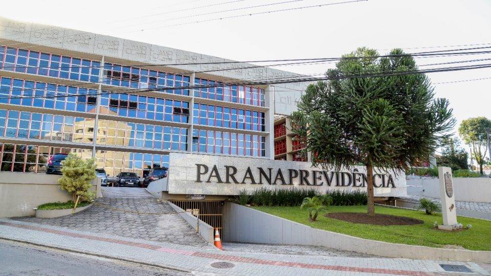 Novas regras fazem disparar desconto previdenciário de servidores aposentados Sede da Paranaprevidência