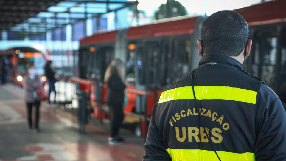 Fiscalização da Urbs em terminais de Curitiba