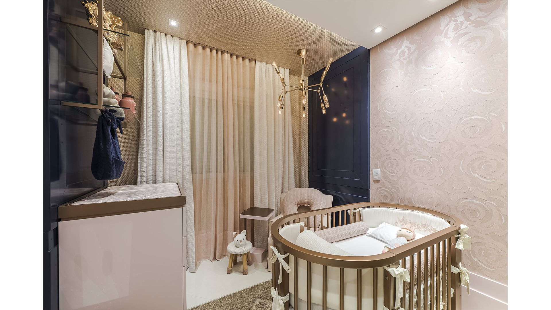 O papel de parede pode ser instalado em lugares não convencionais, como cozinha, banheiro e até no teto.