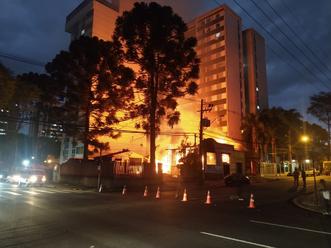 Incêndio atingiu imóvel na esquina de uma via rápida no bairro Água Verde