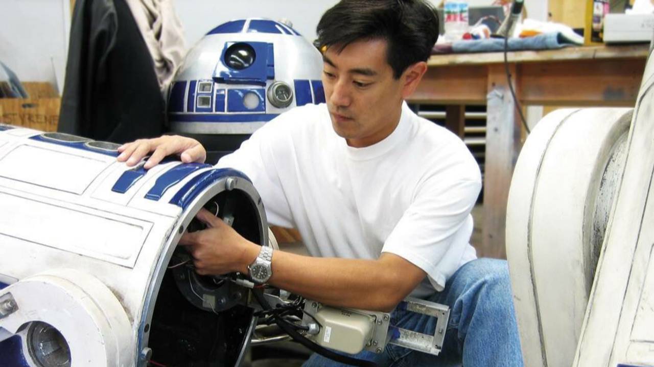 O engenheiro elétrico Grant Imahara trabalhando nos bastidores de &#8220;Star Wars&#8221;