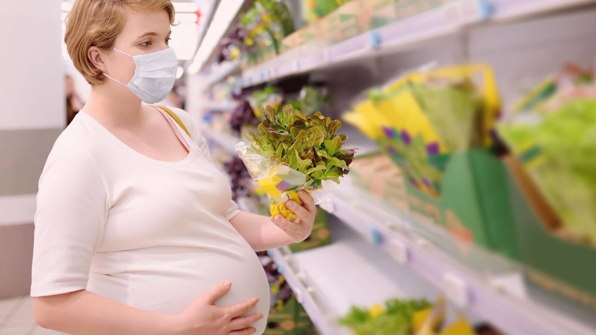 O bebê teve uma inflamação no cérebro poucos dias após o nascimento, condição provocada após o vírus atravessar a placenta